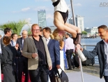 fliegender-sektempfang-show-luftakrobatik-00