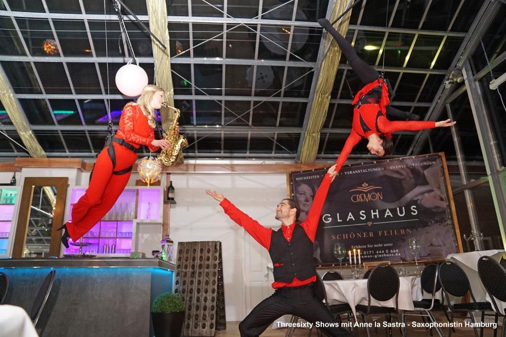 ThreesixtyShows-Saxophonistin-Flying Dance-01