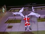 abseilender Weihnachtsmann mit tanzenden Engeln beim Vertical Dance
