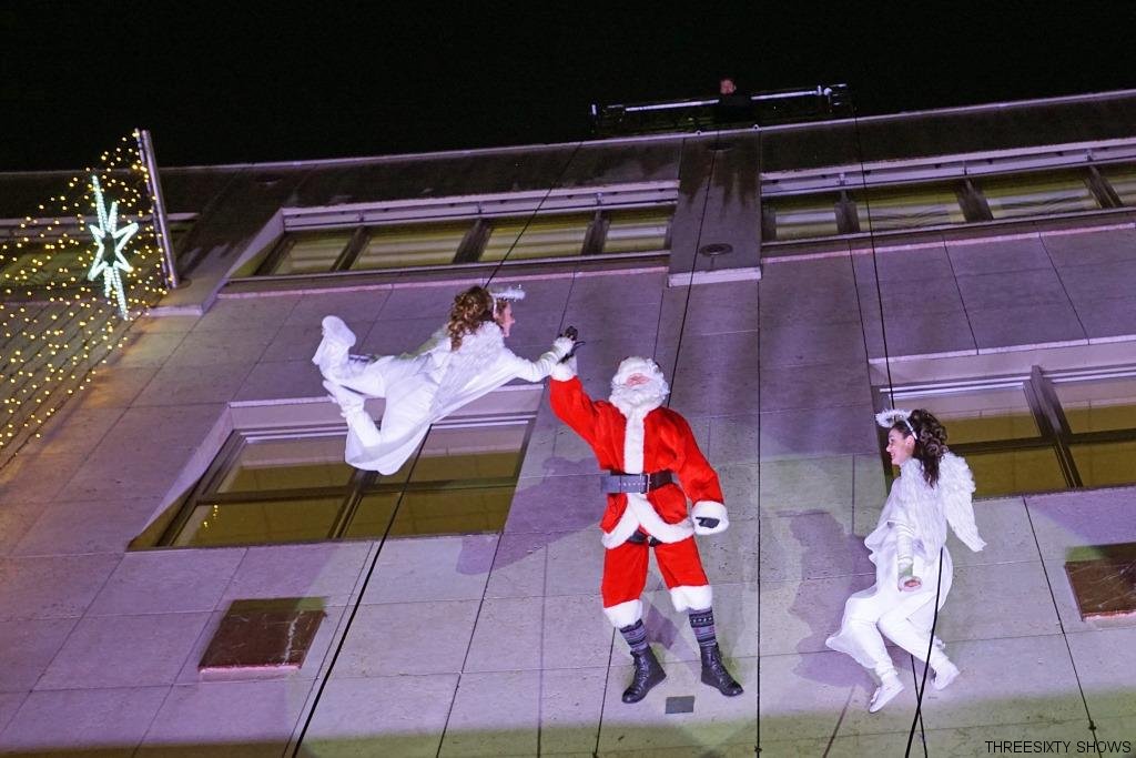 Weihnachtsmann Show in Berlin mit tanzenden Engeln