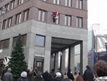 weihnachtsmann-show-klettern-abseilen-stunt-08